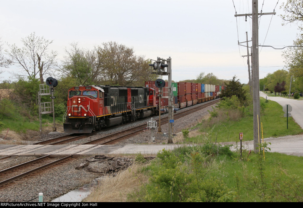 Q116 rolls east as it splits the tri-light signals at mile 47